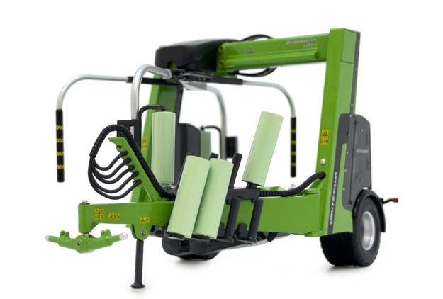 Foto van DEUTZ-FAHR WRAPMASTER 4044 schaalmodel 1:32